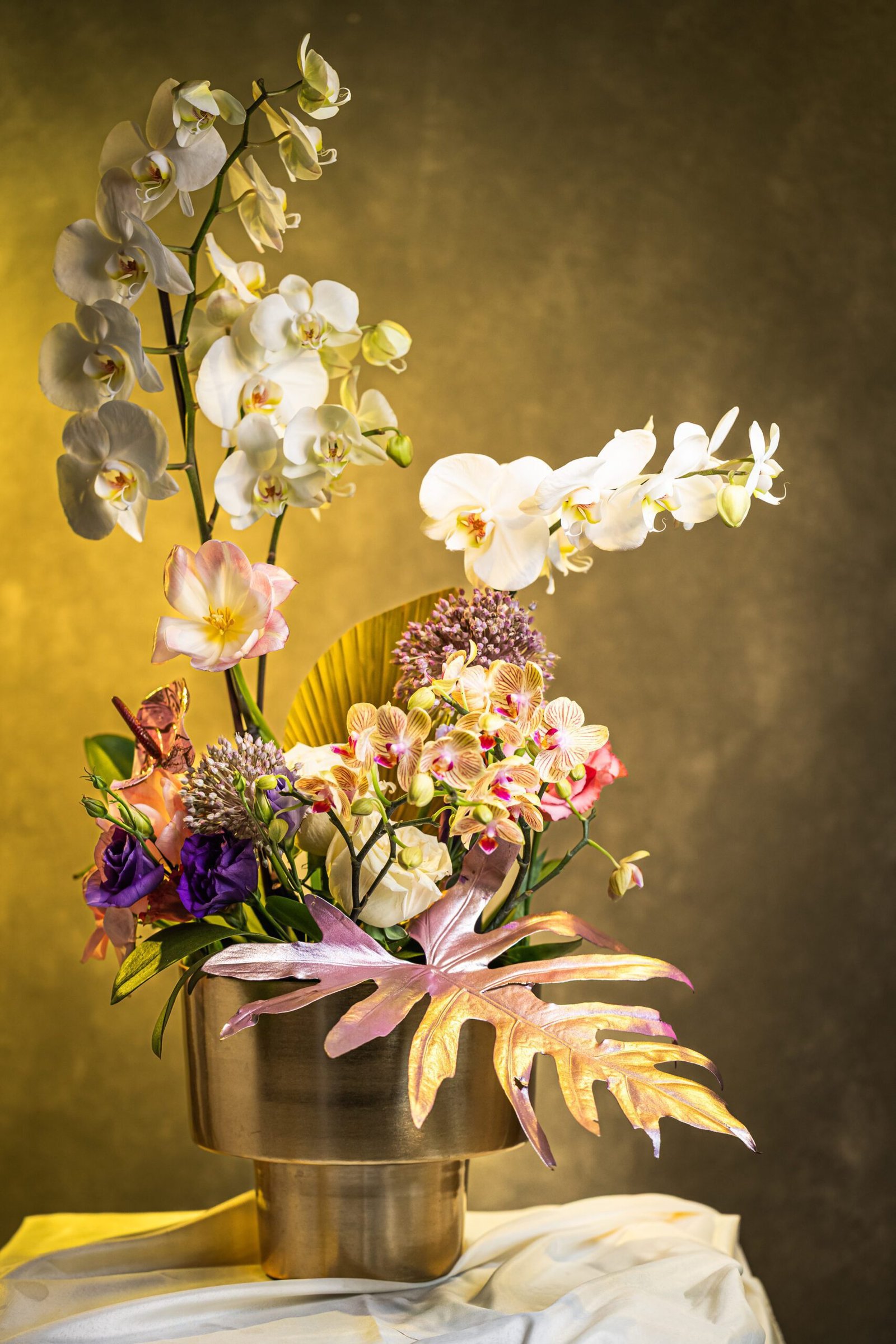 2 Orquideas diferente tamaño, hoja aerosol, mix floral