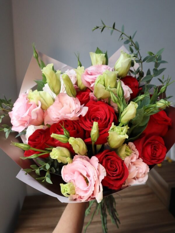 Ramo Lisanthus y rosas