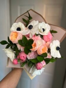 Anémonas y rosa inglesa