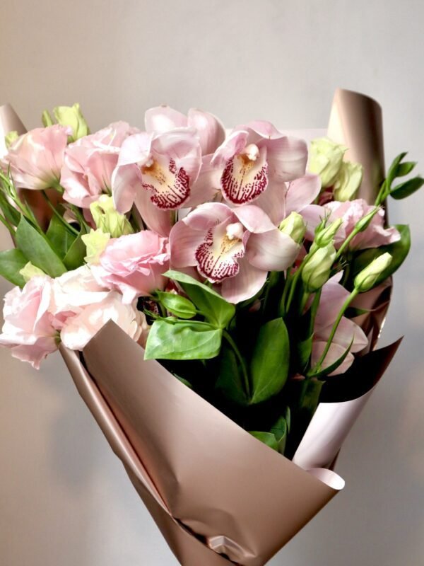 Orquídea y lisianthus