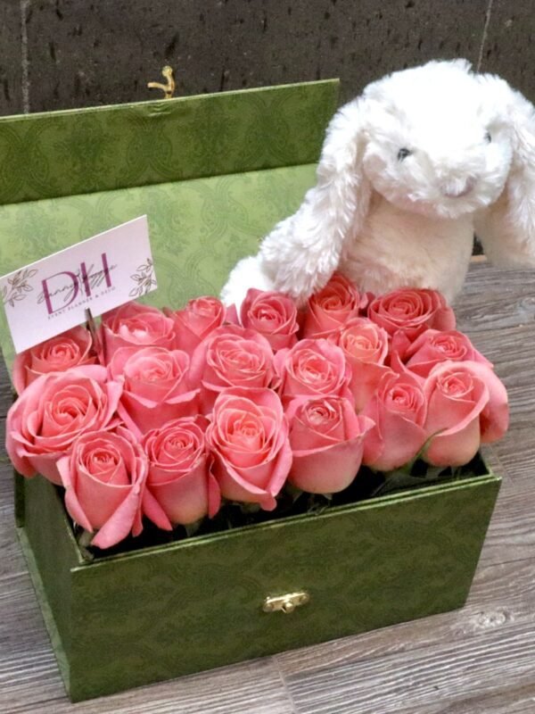 Caja de rosas y peluche
